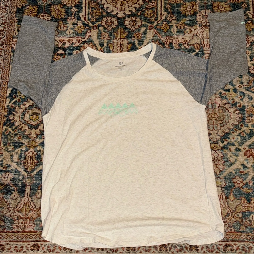 Pearl Izumi 3/4 sleeved grey/white Tee shirt size XL with mountain and bike
